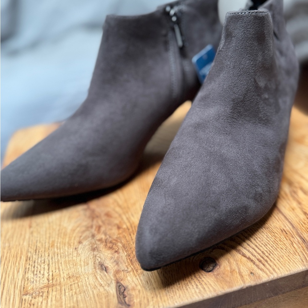 NEW NWOT KENNETH COLE REACTION SUEDE Brown Ankle Booties with heels Sz 8.5 - Picture 3 of 16